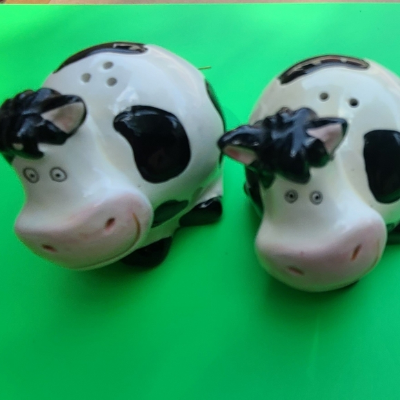 Set of Happy Cows Salt & Pepper Shakers - Picture 2 of 9